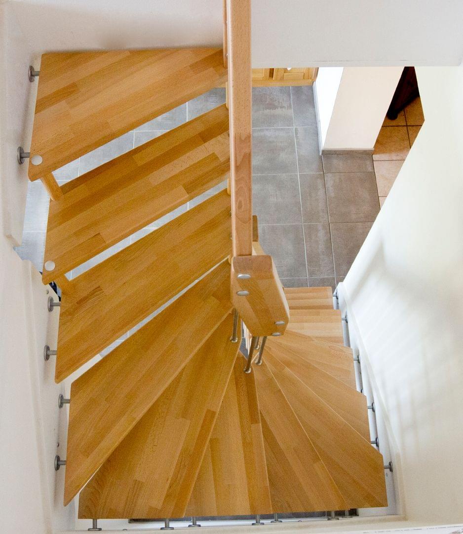 Holztreppe Raumspartreppe halbgewendelte Systemtreppe Treppengeländer mit Edelstab Stäben
