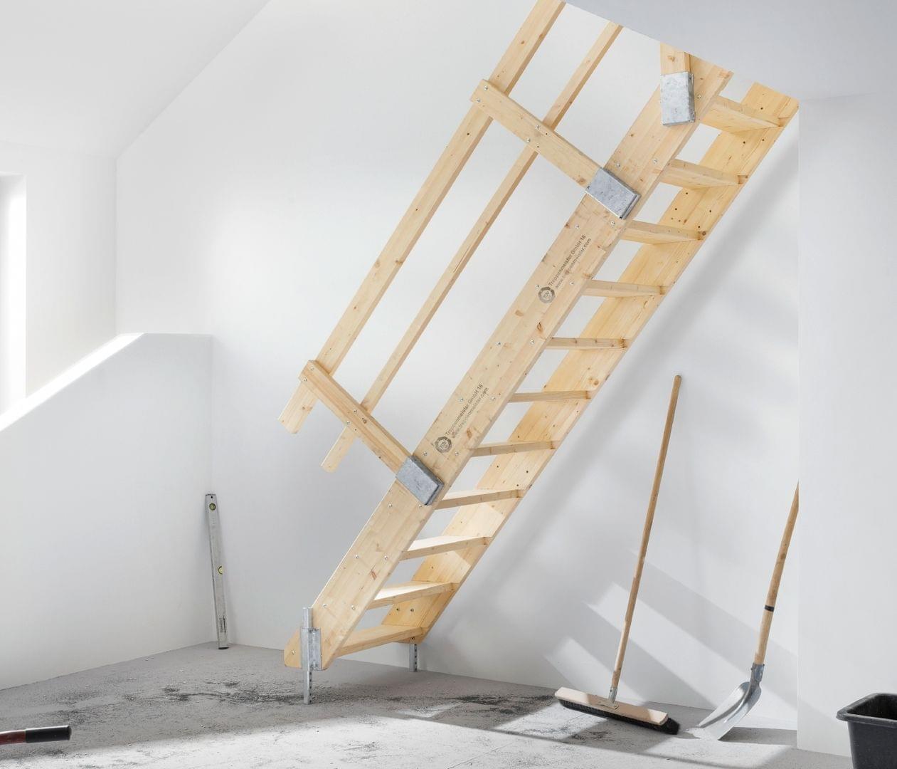 Gerade Holztreppe zur Verwendung als Bautreppe mit Geländer