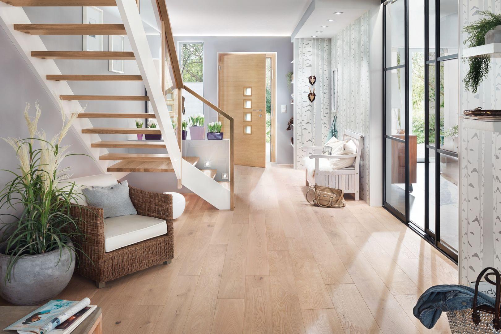 Wangentreppe Meisterstück Massivholz viertelgewendelt mit Glasgeländer