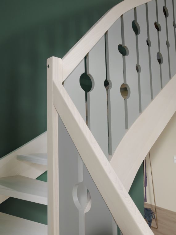 Treppengeländer einer Wangentreppe Model Aura in Esche